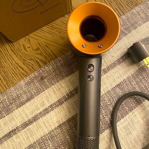 Dyson Supersonic hairdryer w/attachments